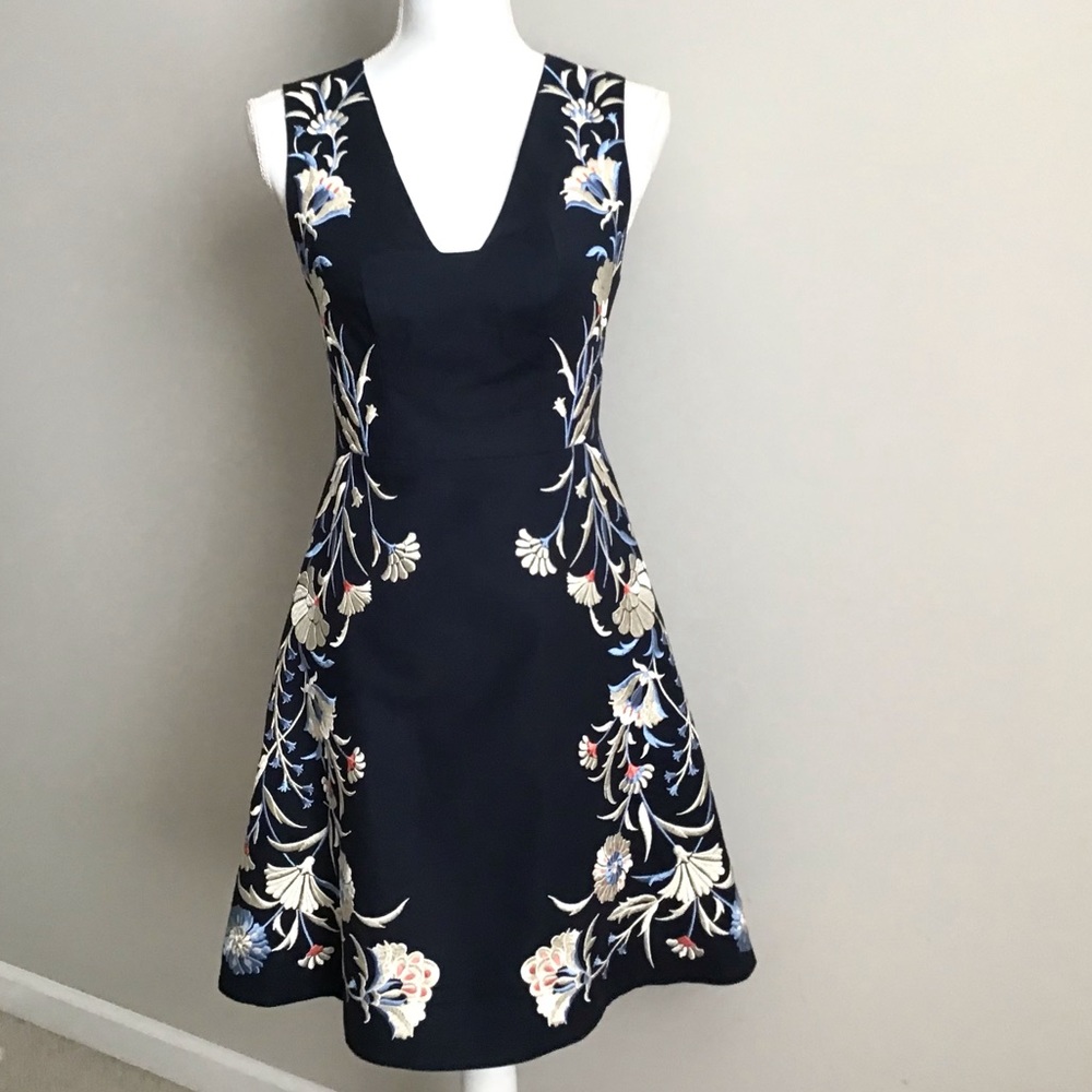 Embroidered Dress ASO Lorelai Gilmore in Gilmore Girls - Picture 5 of 12